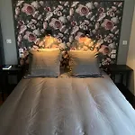 Le 33 : Maison Bourgeoise De Caractere A Holiday home Laon
